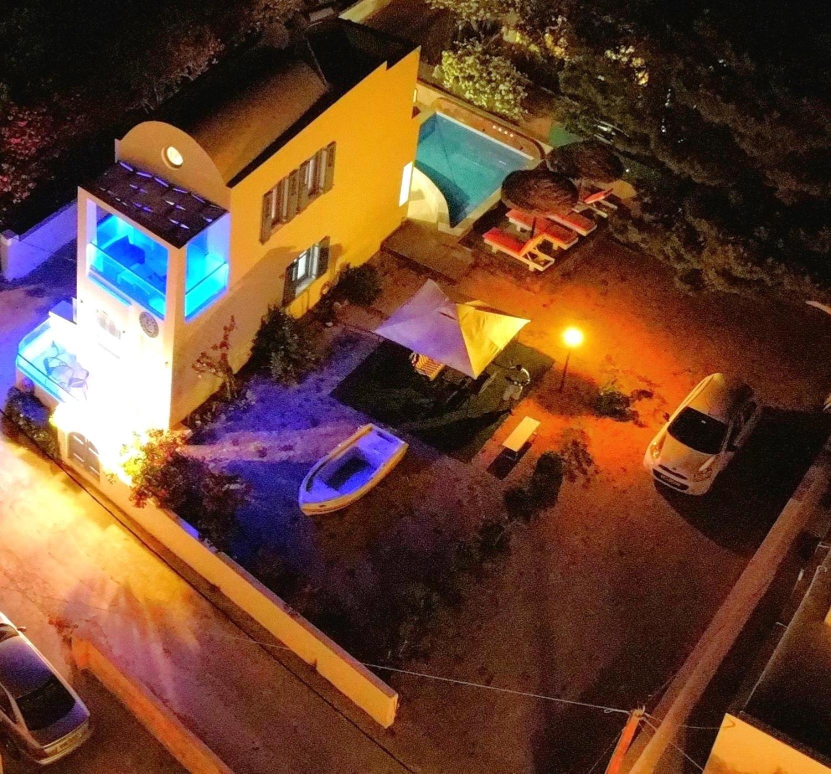 Located By The Sea One Beachfront Private Captain Lazaros Pool Villa With Loft In 750Sqm Spacious Private Plot-Jacuzzi-Sunrelax-Furnished Terace-Gazebo-Private Parking,Sleep 3 Adults And 2 Children, Just Steps From The Black Beach-Seaview 佩里萨 外观 照片