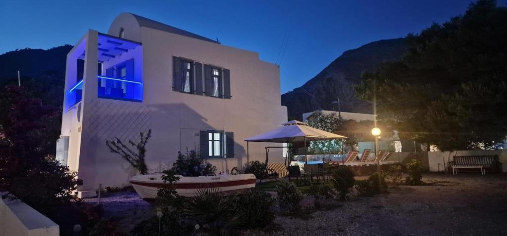Located By The Sea One Beachfront Private Captain Lazaros Pool Villa With Loft In 750Sqm Spacious Private Plot-Jacuzzi-Sunrelax-Furnished Terace-Gazebo-Private Parking,Sleep 3 Adults And 2 Children, Just Steps From The Black Beach-Seaview 佩里萨 外观 照片