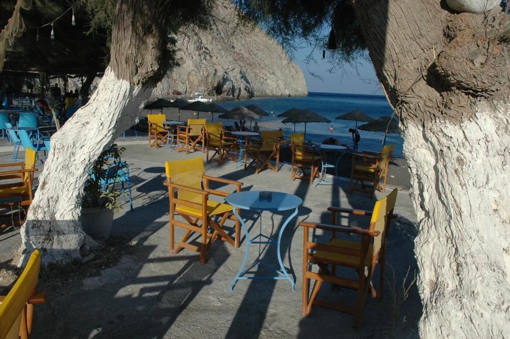 Located By The Sea One Beachfront Private Captain Lazaros Pool Villa With Loft In 750Sqm Spacious Private Plot-Jacuzzi-Sunrelax-Furnished Terace-Gazebo-Private Parking,Sleep 3 Adults And 2 Children, Just Steps From The Black Beach-Seaview 佩里萨 外观 照片