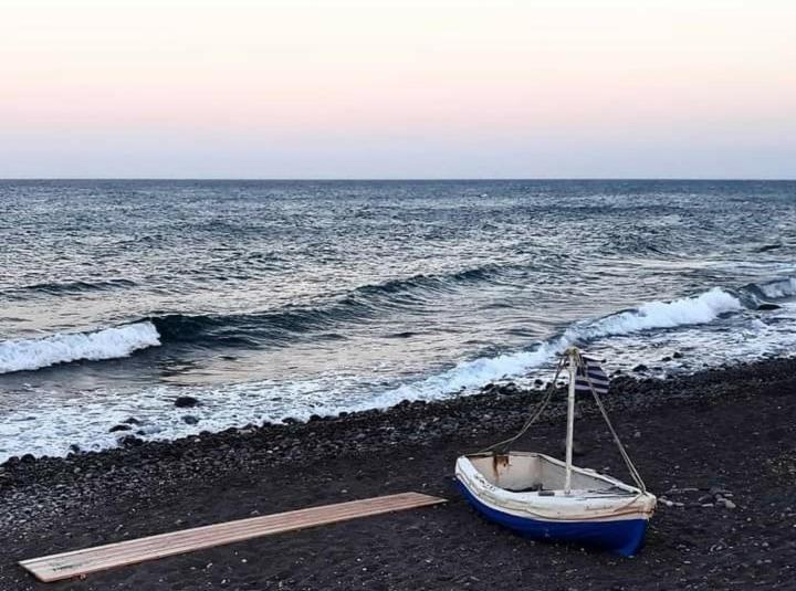Located By The Sea One Beachfront Private Captain Lazaros Pool Villa With Loft In 750Sqm Spacious Private Plot-Jacuzzi-Sunrelax-Furnished Terace-Gazebo-Private Parking,Sleep 3 Adults And 2 Children, Just Steps From The Black Beach-Seaview 佩里萨 外观 照片