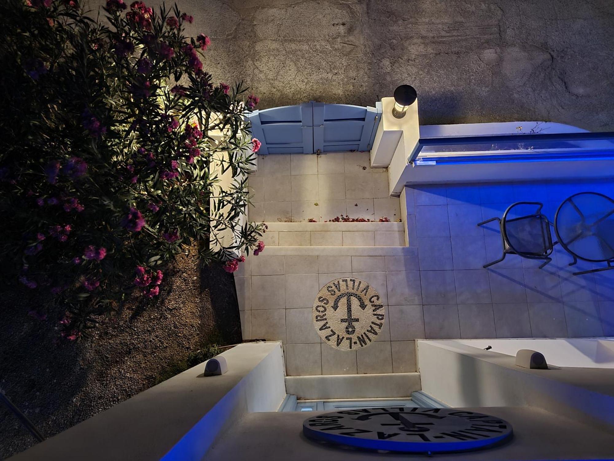 Located By The Sea One Beachfront Private Captain Lazaros Pool Villa With Loft In 750Sqm Spacious Private Plot-Jacuzzi-Sunrelax-Furnished Terace-Gazebo-Private Parking,Sleep 3 Adults And 2 Children, Just Steps From The Black Beach-Seaview 佩里萨 外观 照片