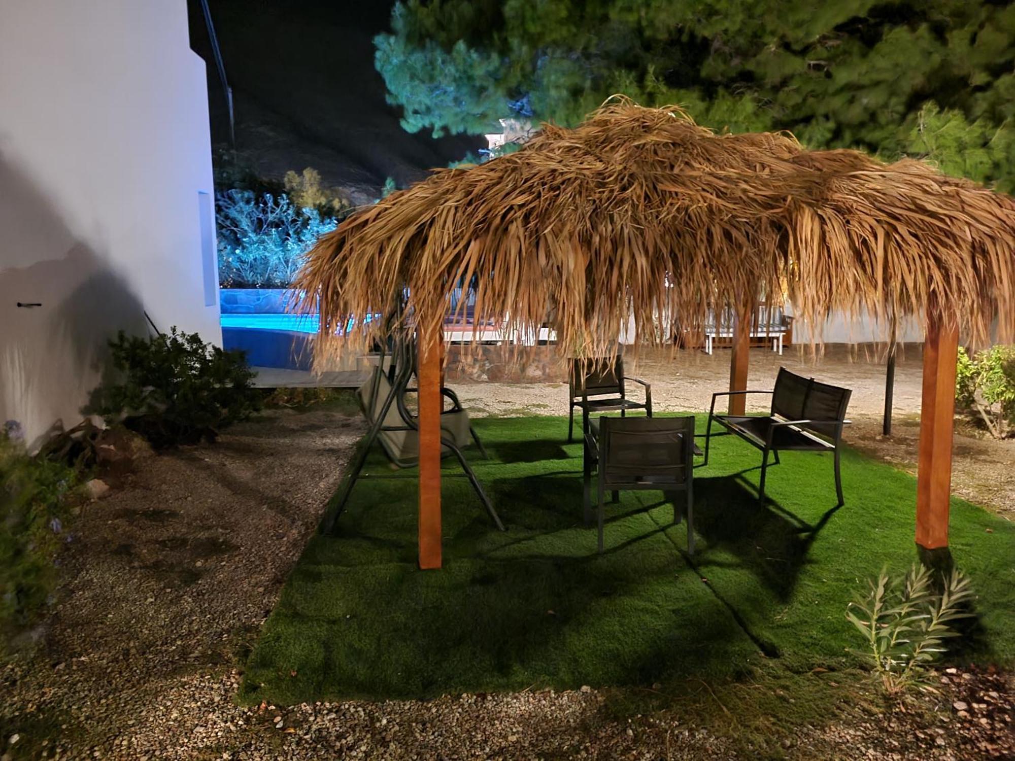 Located By The Sea One Beachfront Private Captain Lazaros Pool Villa With Loft In 750Sqm Spacious Private Plot-Jacuzzi-Sunrelax-Furnished Terace-Gazebo-Private Parking,Sleep 3 Adults And 2 Children, Just Steps From The Black Beach-Seaview 佩里萨 外观 照片