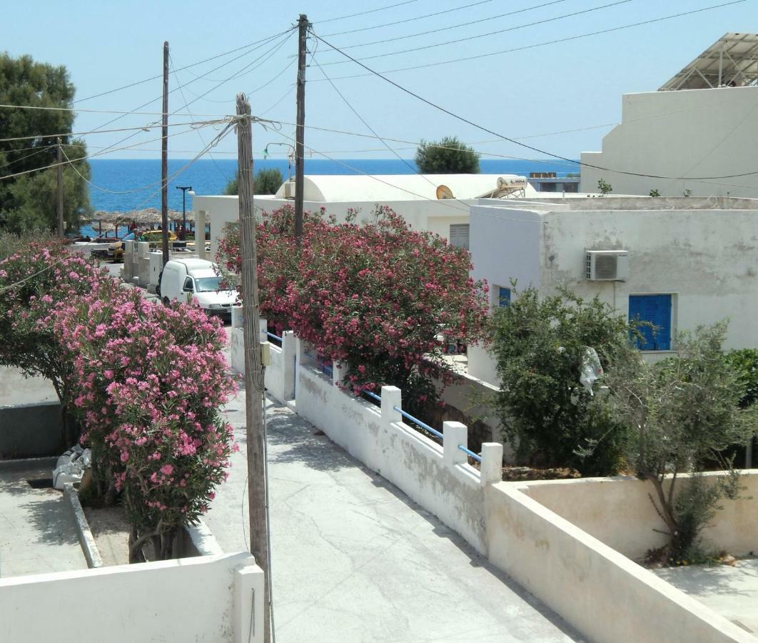 Located By The Sea One Beachfront Private Captain Lazaros Pool Villa With Loft In 750Sqm Spacious Private Plot-Jacuzzi-Sunrelax-Furnished Terace-Gazebo-Private Parking,Sleep 3 Adults And 2 Children, Just Steps From The Black Beach-Seaview 佩里萨 外观 照片