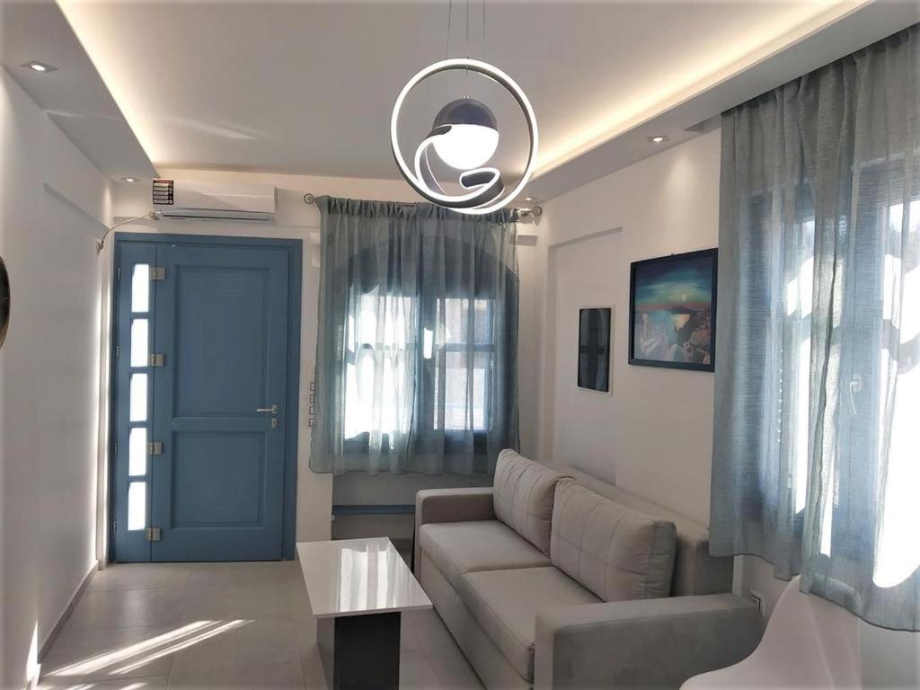 Located By The Sea One Beachfront Private Captain Lazaros Pool Villa With Loft In 750Sqm Spacious Private Plot-Jacuzzi-Sunrelax-Furnished Terace-Gazebo-Private Parking,Sleep 3 Adults And 2 Children, Just Steps From The Black Beach-Seaview 佩里萨 外观 照片