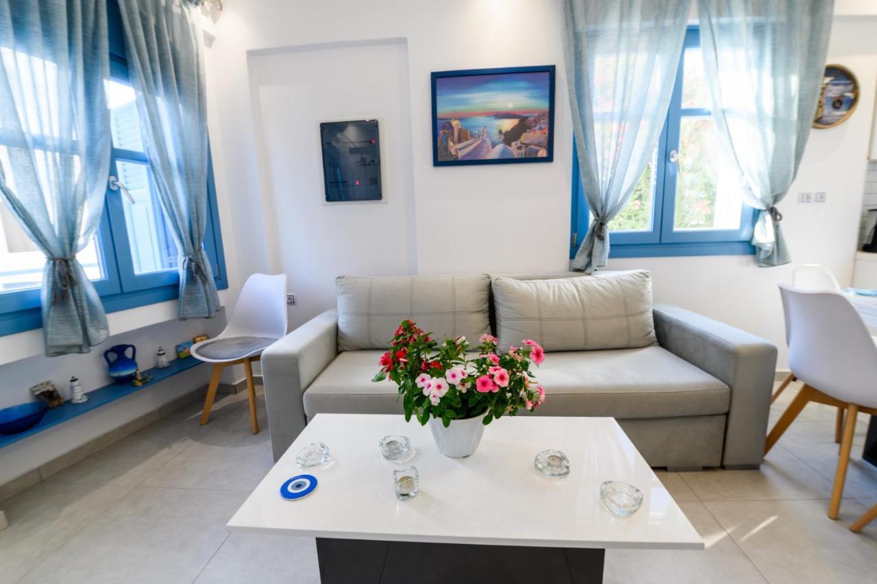 Located By The Sea One Beachfront Private Captain Lazaros Pool Villa With Loft In 750Sqm Spacious Private Plot-Jacuzzi-Sunrelax-Furnished Terace-Gazebo-Private Parking,Sleep 3 Adults And 2 Children, Just Steps From The Black Beach-Seaview 佩里萨 外观 照片